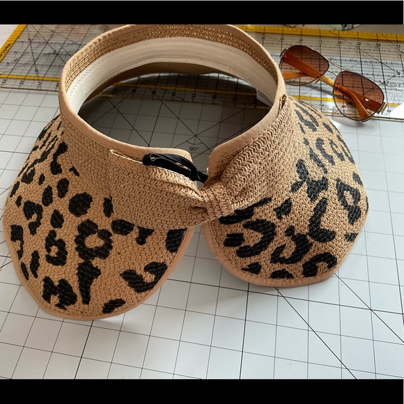 Woman’s Sun visor hat/ leopard print visors - Picture 2 of 4